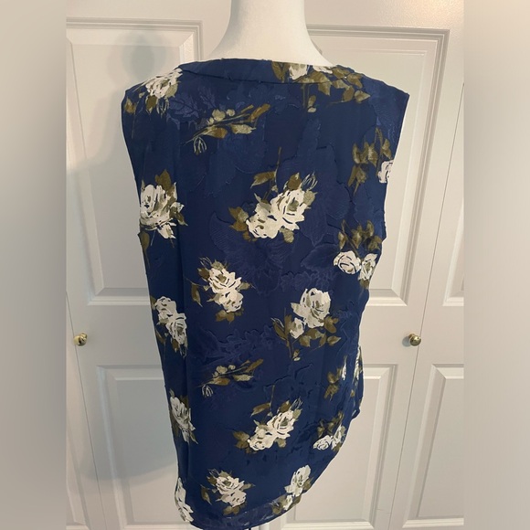 Talbots navy flowy sleeveless white floral blouse - Picture 4 of 4